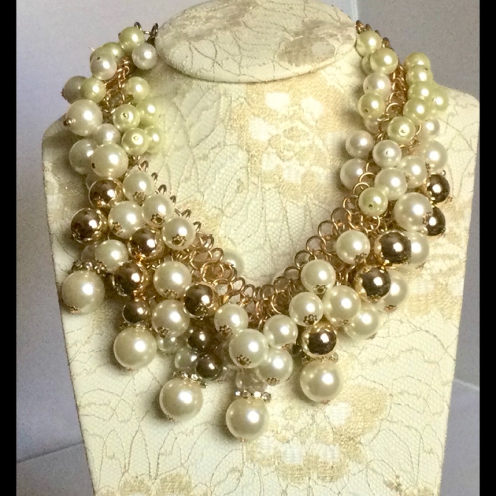 Very nice necklace made with faux pearls,gold tone metal and gold tone beads.